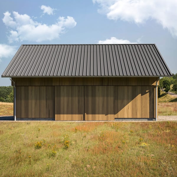 Trapezblech 45/333 Graualuminium als Dach auf einem Holzgebaeude in ländlicher Umgebung