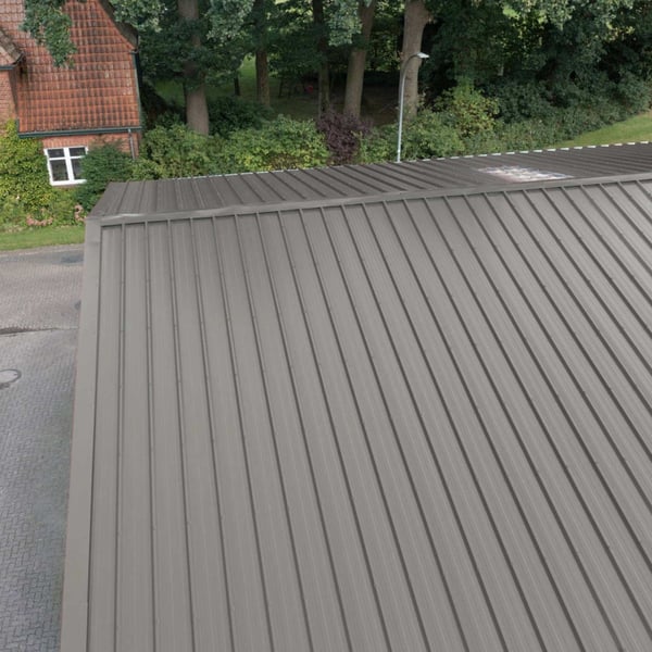 Trapezblech 45/333 Graualuminium als Dachdeckung, Ansicht schräg von oben auf die Profilstruktur