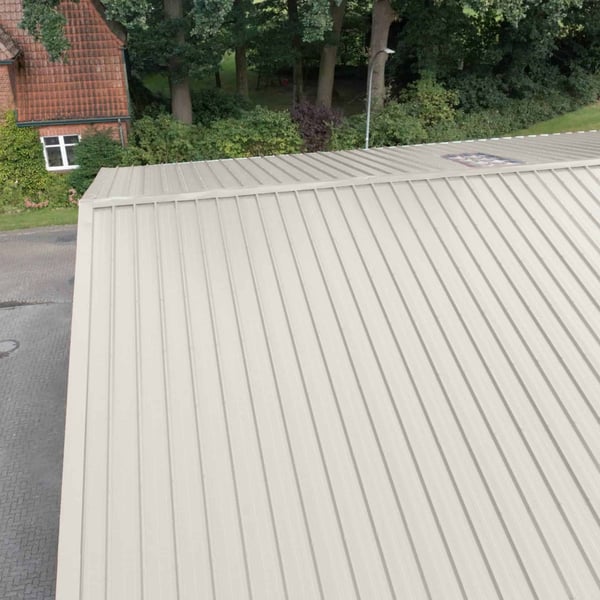 Trapezblech 45/333, Grauweiß, als Dacheindeckung einer Halle, Draufsicht auf die Profilstruktur