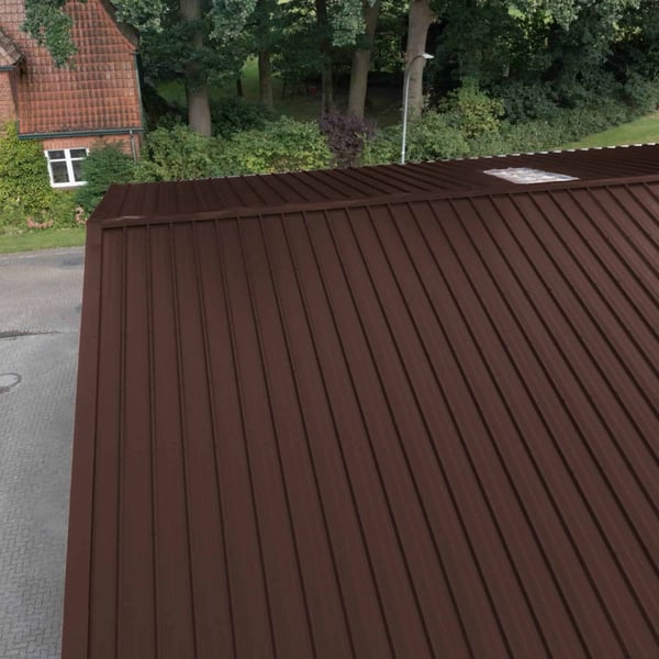Trapezblech 45/333, schokoladenbraun, Detailansicht der Verlegung auf einem Dach mit Lichtplatte