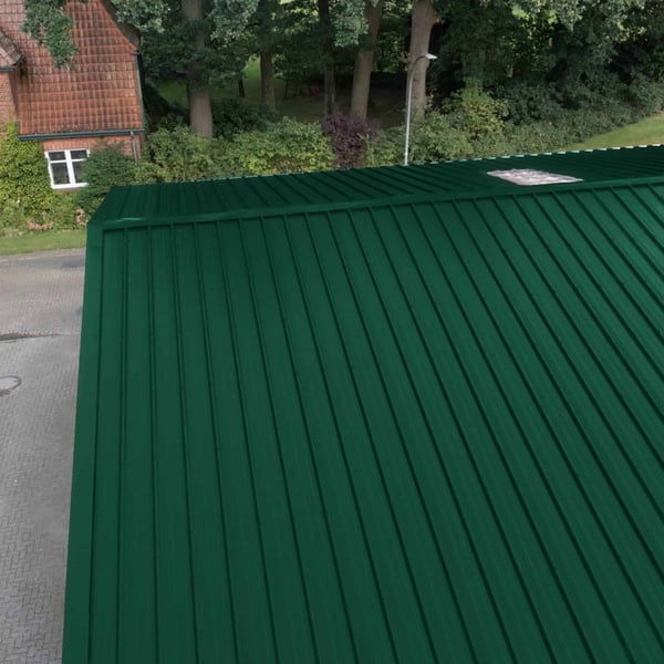 Trapezblech 45/333 in Moosgrün auf einem Dach mit sichtbarer Profilstruktur, Detailansicht