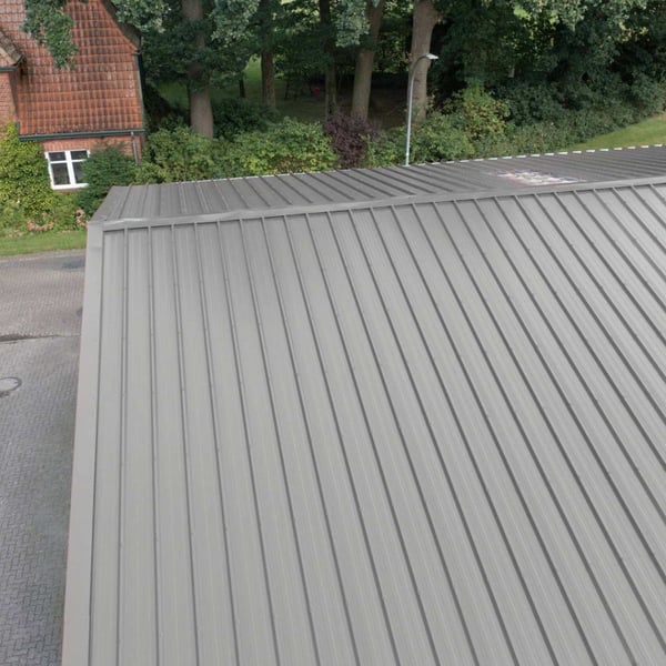 Trapezblech 45/333 Weißaluminium RAL 9006 auf einem Dach, Detailansicht der Profilstruktur