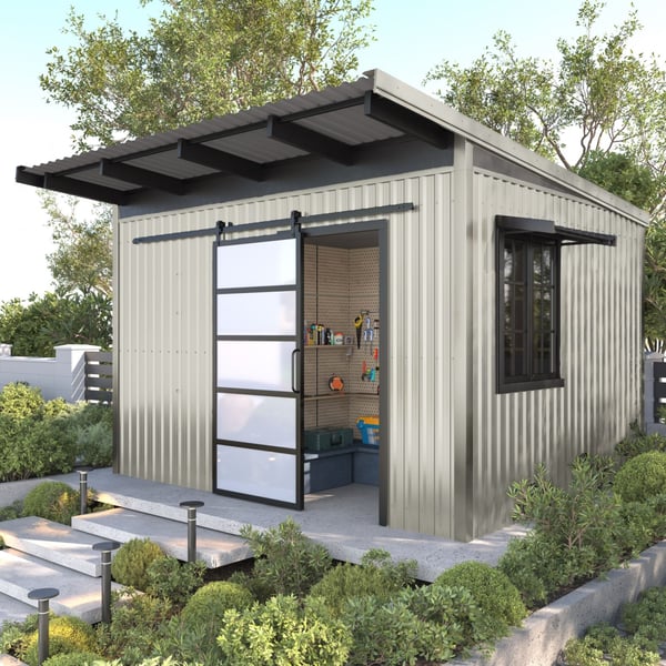 Trapezblech T18DR in Grauweiß auf einem Gartenhaus mit schwarzem Dach und Schiebetür