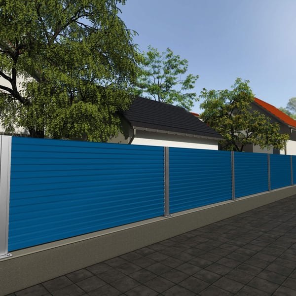 Sichtschutzzaun aus Trapezblech T18DR Enzianblau RAL 5010, 0,50 mm Stahl, im Garten verbaut