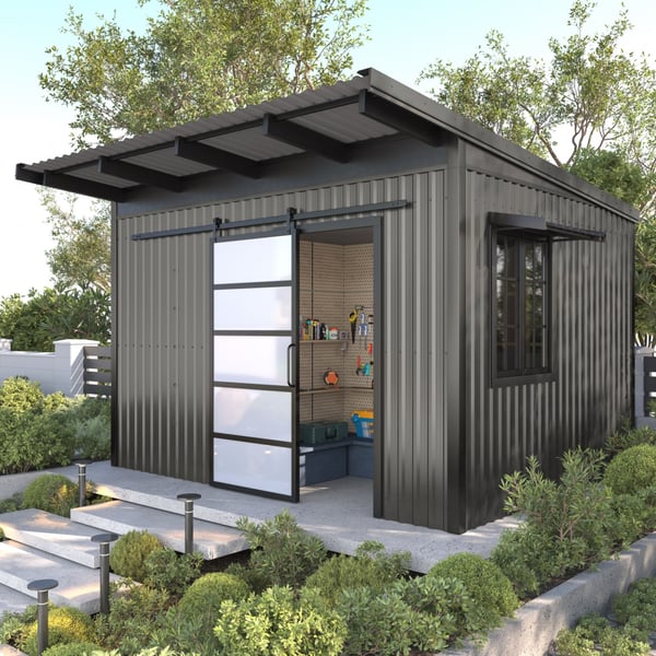 Trapezblech T20M Graualuminium als Dacheindeckung auf einem modernen Geräteschuppen mit Schiebetür