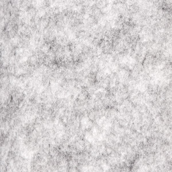 Detailansicht der grauen Anti-Tropf-Vliesbeschichtung 700 g/m² auf der Unterseite des Trapezblechs