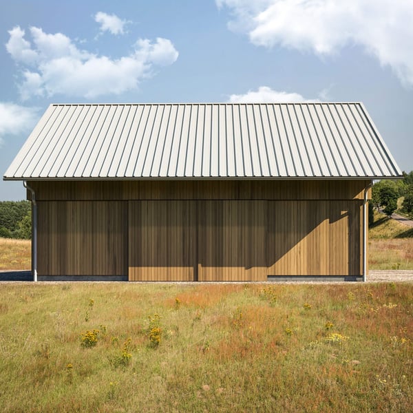 Trapezblech T45/333M Reinweiß RAL 9010 als Dachverkleidung auf einer Holzscheune, Verlegung