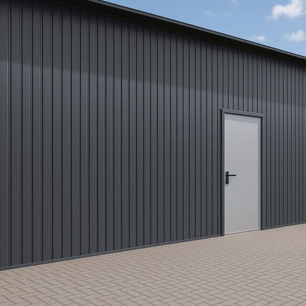 Trapezblech T7M Wand Graphitgrau RAL 7024, 0,50 mm, als Fassadenverkleidung an einem Gebaeude mit Tuer