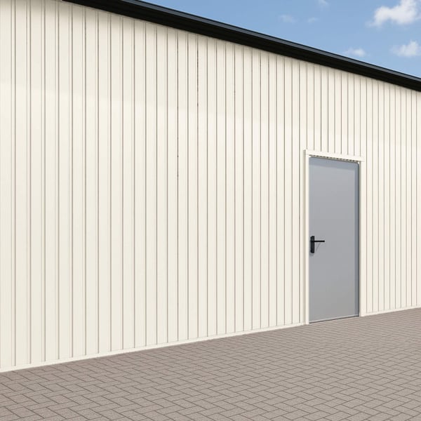Trapezblech T7M Wand Reinweiß RAL 9010 an einer Fassade mit Tür, Verlegung