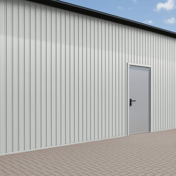 Verlegung von Polmetal Trapezblech T7M Wand in Lichtgrau an einer Gebaeudefassade mit Tuer