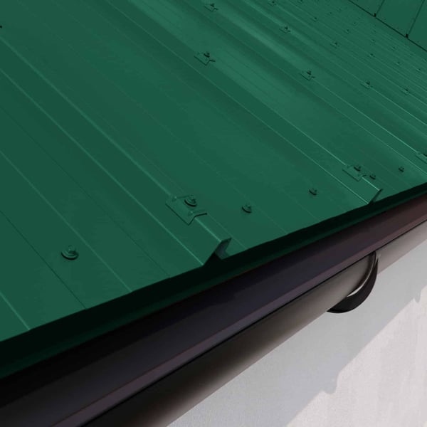 Traufenblech Moosgrün (RAL 6005) am Dachrand mit dunkler Dachrinne und Profilblechen