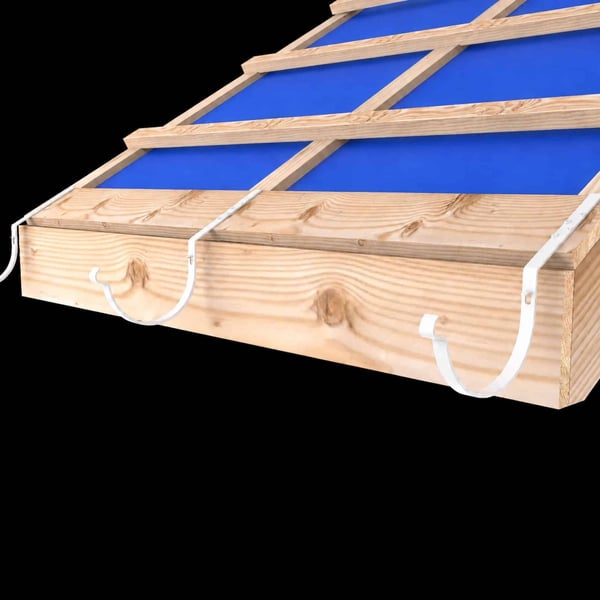 Zwei reinweiße Universal Rinnenhalter aus Stahl an einer Holzkonstruktion unter einem Dach befestigt