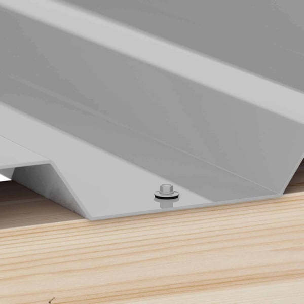 Verzinkte Schraube Weckman, weißaluminium, in Tiefsicke einer Profilplatte auf Holzkonstruktion montiert