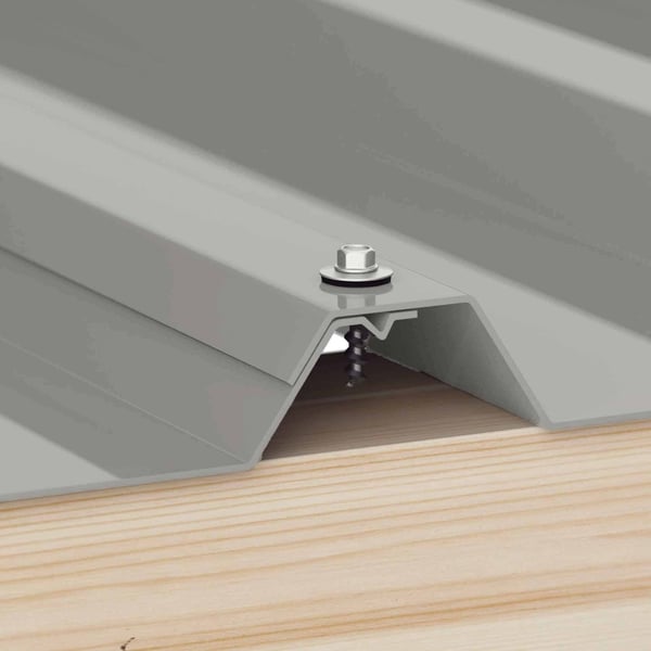 Verzinkte Schraube Graualuminium RAL 9007 befestigt ein Kantteil auf einem Trapezblech