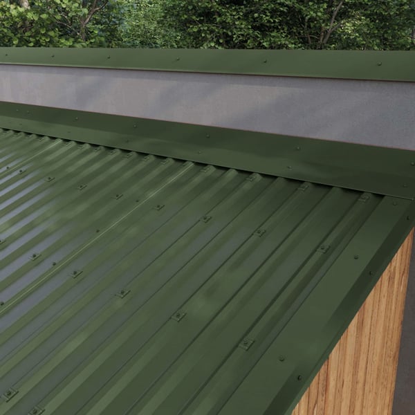 Wandanschluss Chromoxidgrün RAL 6020 am Dach eines Gartenhauses, Detailansicht