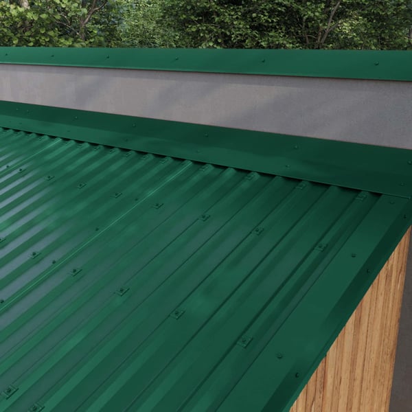 Wandanschluss Aluminium Moosgrün am Dach einer Garage, verlegt
