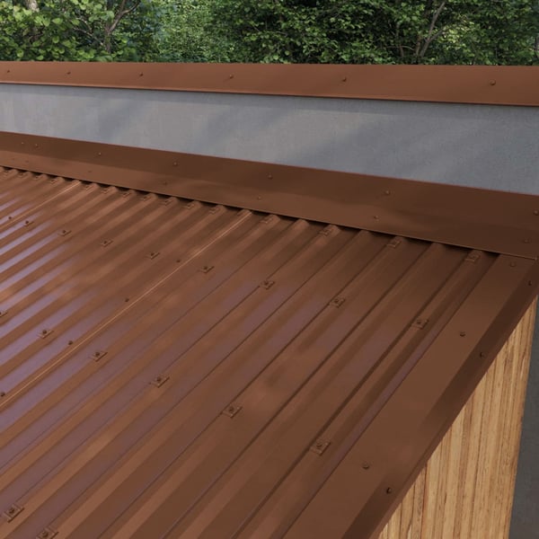 Wandanschluss Nussbraun RAL 8011 am Dachfirst eines Daches mit Trapezblechen verlegt