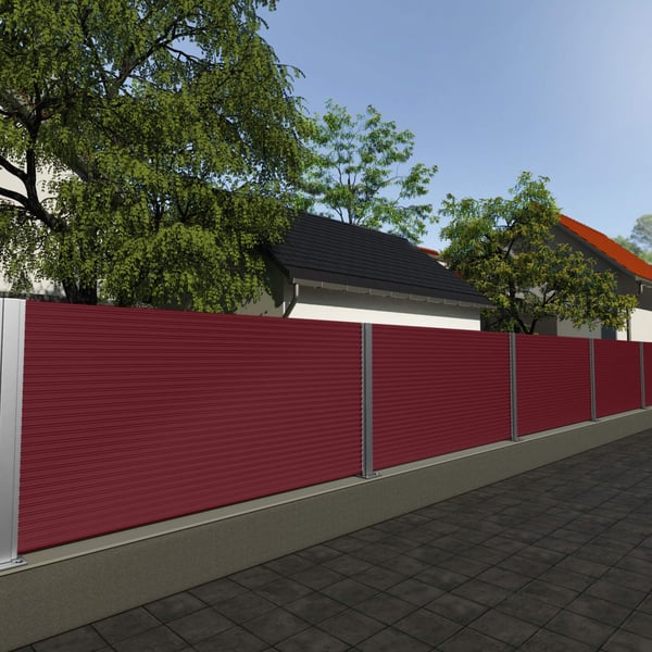 Sichtschutzzaun aus weinrotem Wellblech 18/1064, Stahl 0,50 mm, vor Wohnhaus