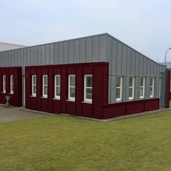 Gewerbegebaeude mit Fassade aus weinrotem Wellblech 18/1064, Stahl 0,50 mm