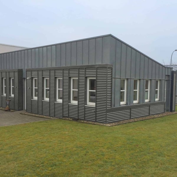 Gebaeude mit Fassadenverkleidung aus Wellblech 18/1064 Aluminium Graualuminium RAL 9007