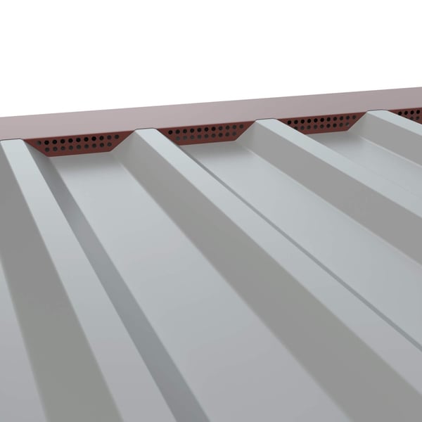 Zahnblech gelocht, rotbraun RAL 8012, auf grauem Trapezblech montiert, Detailansicht der Perforation