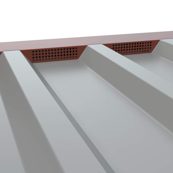 Zahnblech gelocht, rotbraun RAL 8012, auf grauem Trapezblech montiert, Detailansicht der Perforationen