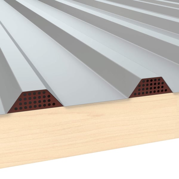 Zahnblech gelocht, rotbraun, unter Trapezblech auf Holzkonstruktion, Detailansicht der Belueftungsloechung
