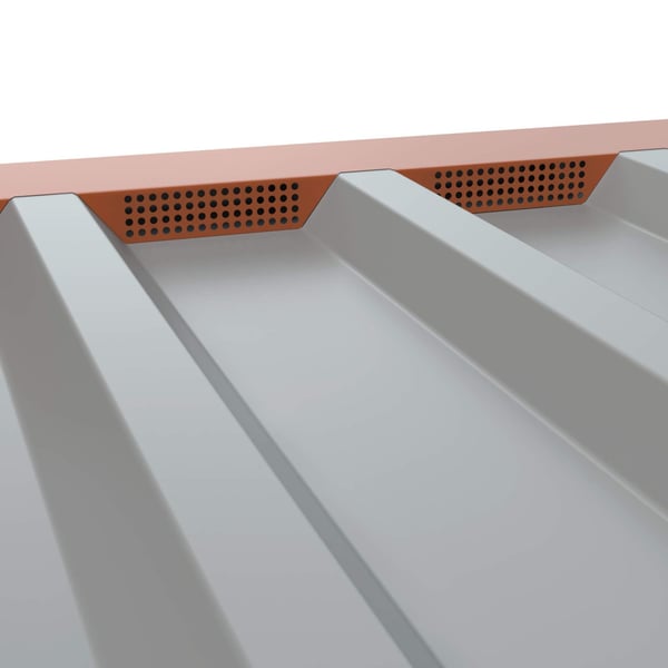 Zahnblech gelocht, kupferbraun, auf einem grauen Trapezblech montiert, Detailansicht der Perforation