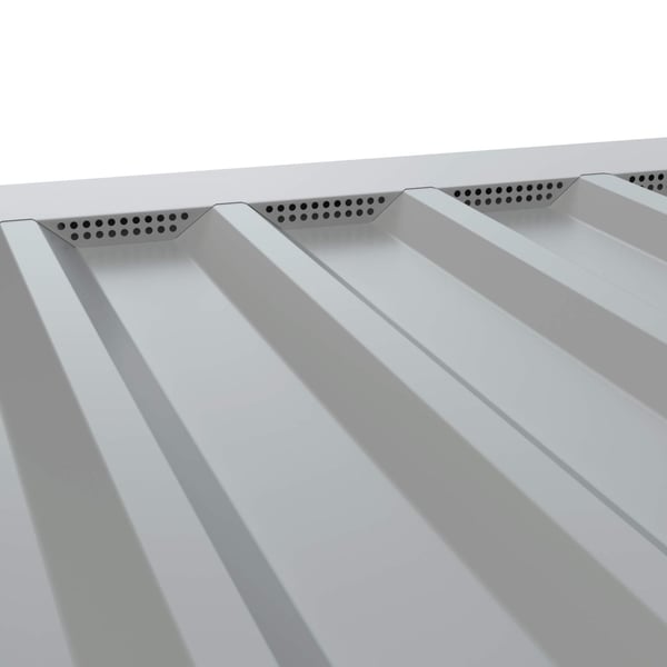 Zahnblech gelocht, Weißaluminium RAL 9006, auf Trapezblechprofil montiert, Detailansicht der Lochreihe