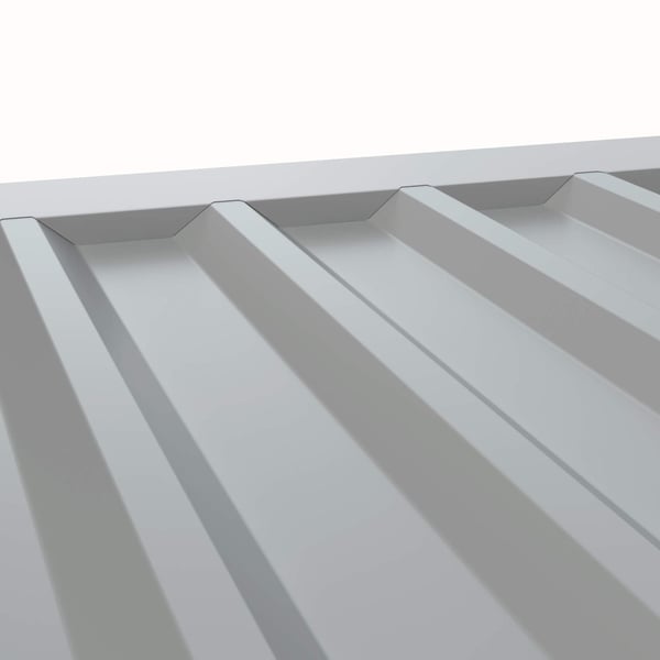 Zahnblech ungelocht, Weißaluminium RAL 9006, von oben auf Trapezblechprofilen liegend