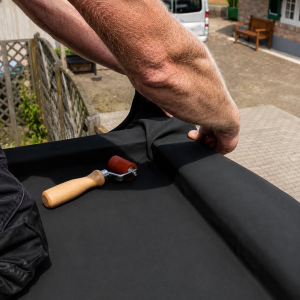 Verkleben der EPDM-Bahn an der Aufkantung mit Kontaktkleber