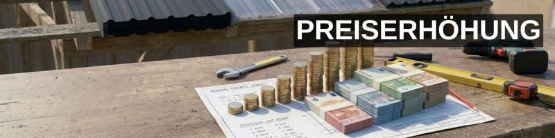 Dachbleche auf einer Baustelle mit gestapelten Münzen als Symbol für steigende Preise – Letzte Chance: Jetzt noch alte Preise sichern.