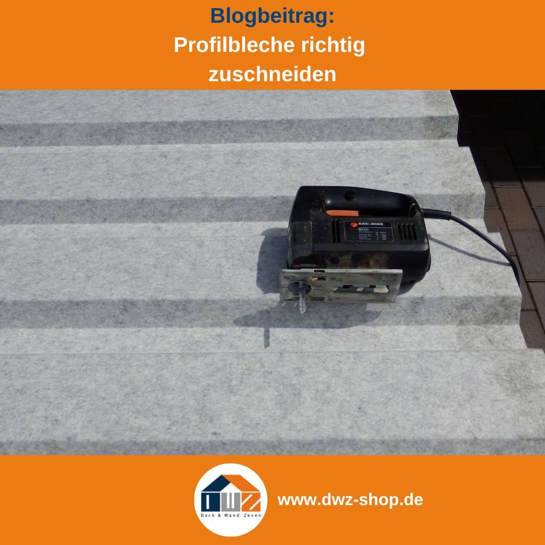 Titelgrafik eines Blogbeitrags mit dem Thema ‚Zuschneiden von Profilblechen' – gezeigt wird eine Stichsäge auf einem Trapezblech, dazu das Logo und die Webadresse von DWZ-Shop.de.