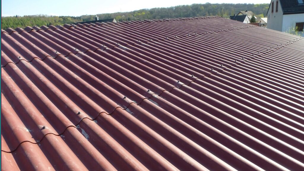 Dach bedeckt mit braunen Faserzementwellplatten, sichere und dauerhafte Bedachung