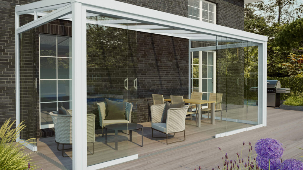 Moderne Terrasse mit eleganten Glasschiebetüren und gemütlicher Sitzgruppe.