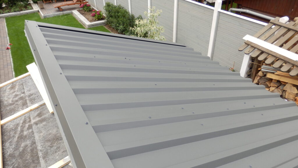 Ansicht eines Daches mit grauen Trapezblechen, fachgerecht montiert.