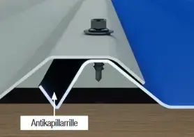 Detailansicht einer Antikapillarille an der Überlappung von Dachblechen