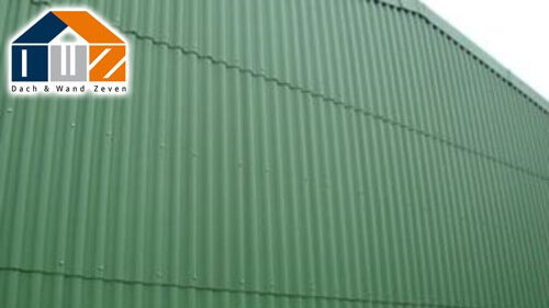 Grüne Wellblechfassade eines Industriegebäudes mit Logo Dach & Wand Zeven