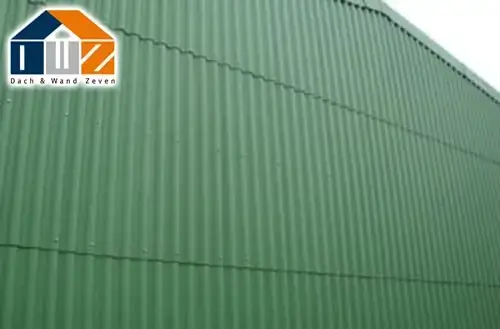 Grüne Wellblechfassade eines Industriegebäudes mit Logo Dach & Wand Zeven