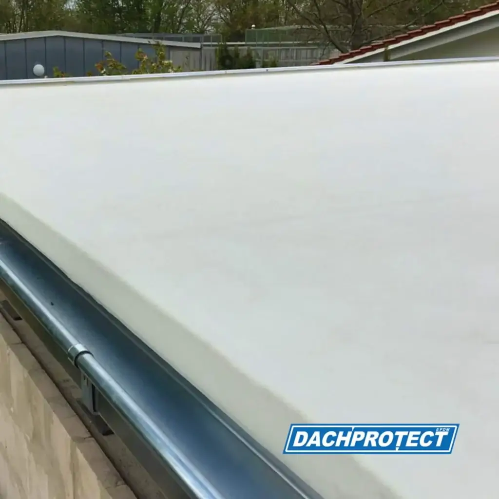 Weiße EPDM-Dachfolie auf Flachdach, nahtlos verlegt für Wetterbeständigkeit
