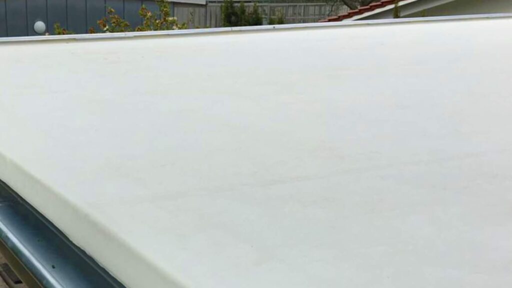 Weiße EPDM-Dachfolie auf Flachdach, nahtlos verlegt für Wetterbeständigkeit