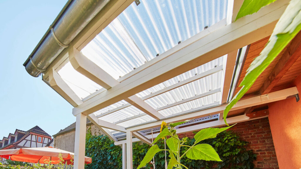 Terrassenüberdachung mit transparenten Lichtplatten, bietet Schutz und Helligkeit.