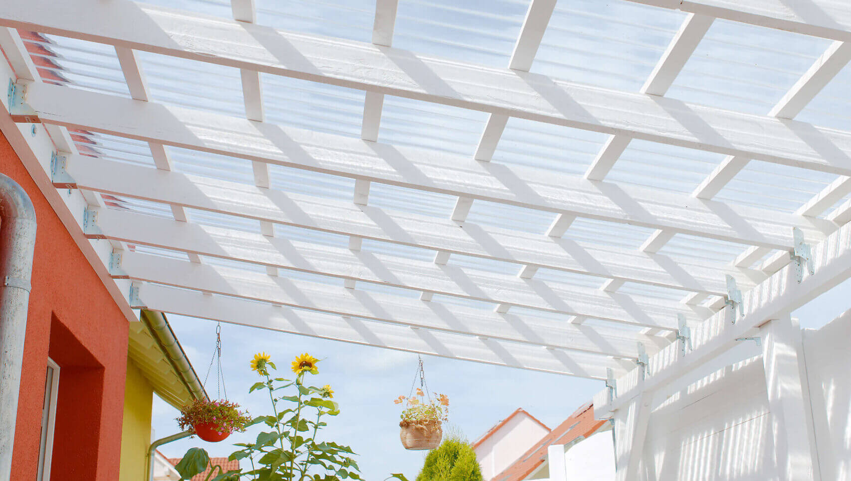 Lichtplatten aus Acrylglas als Terrassenüberdachung