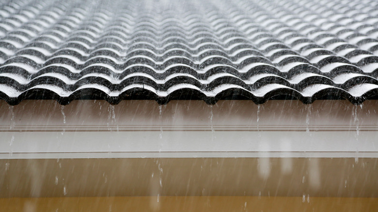 Starkregen auf Wellblechdach zeigt Widerstandsfähigkeit und Qualität des Materials.