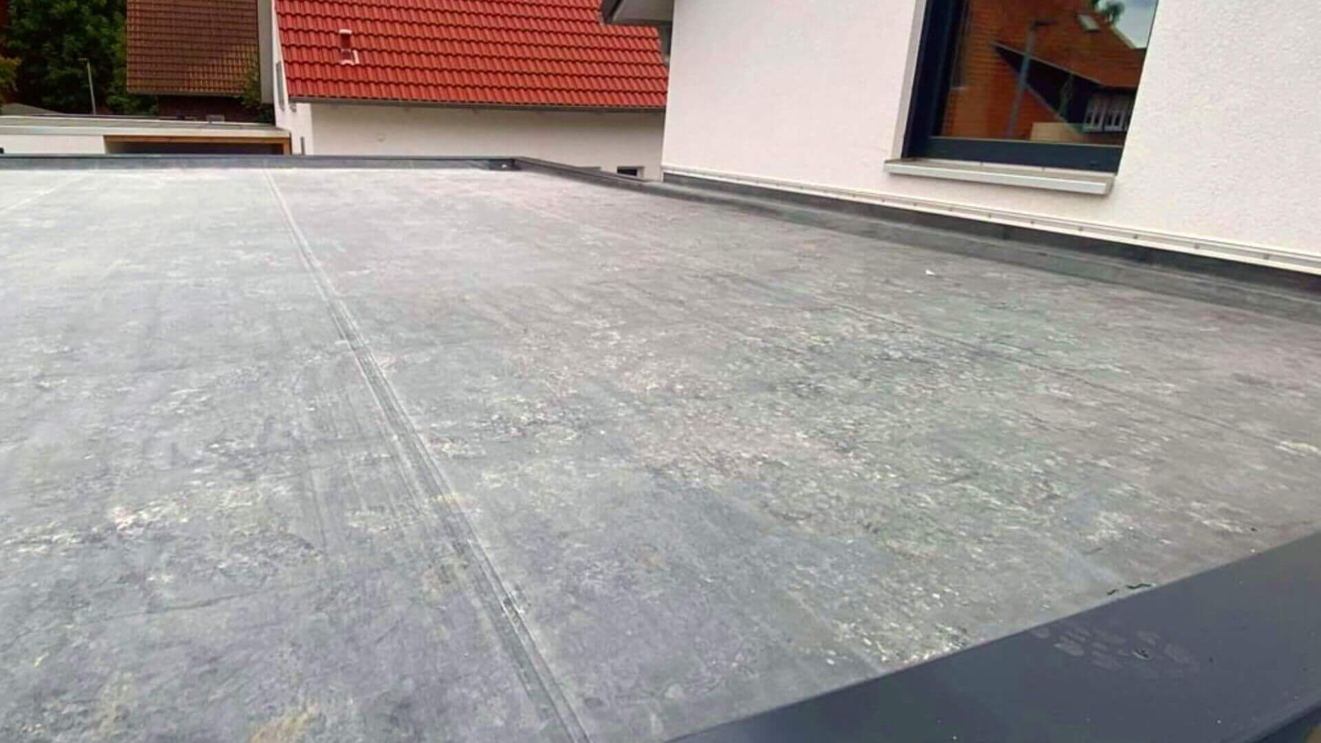 EPDM Dachfolie Schwarz auf einem Carport-Dach