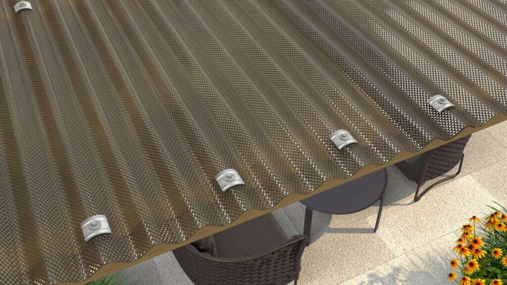 Terrassenüberdachung mit braunen Wellplatten, Befestigungsdetails sichtbar