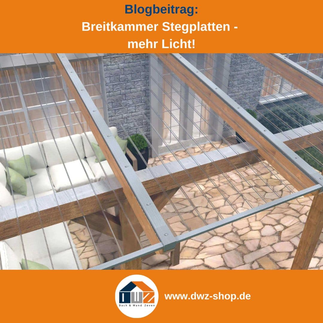 Titelgrafik eines Blogbeitrags mit dem Thema 'Lichtdurchlass bei Breitkammer-Stegplatten' – gezeigt wird eine Terrassenüberdachung mit klaren Platten, dazu das Logo und die Webadresse von DWZ-Shop.de.