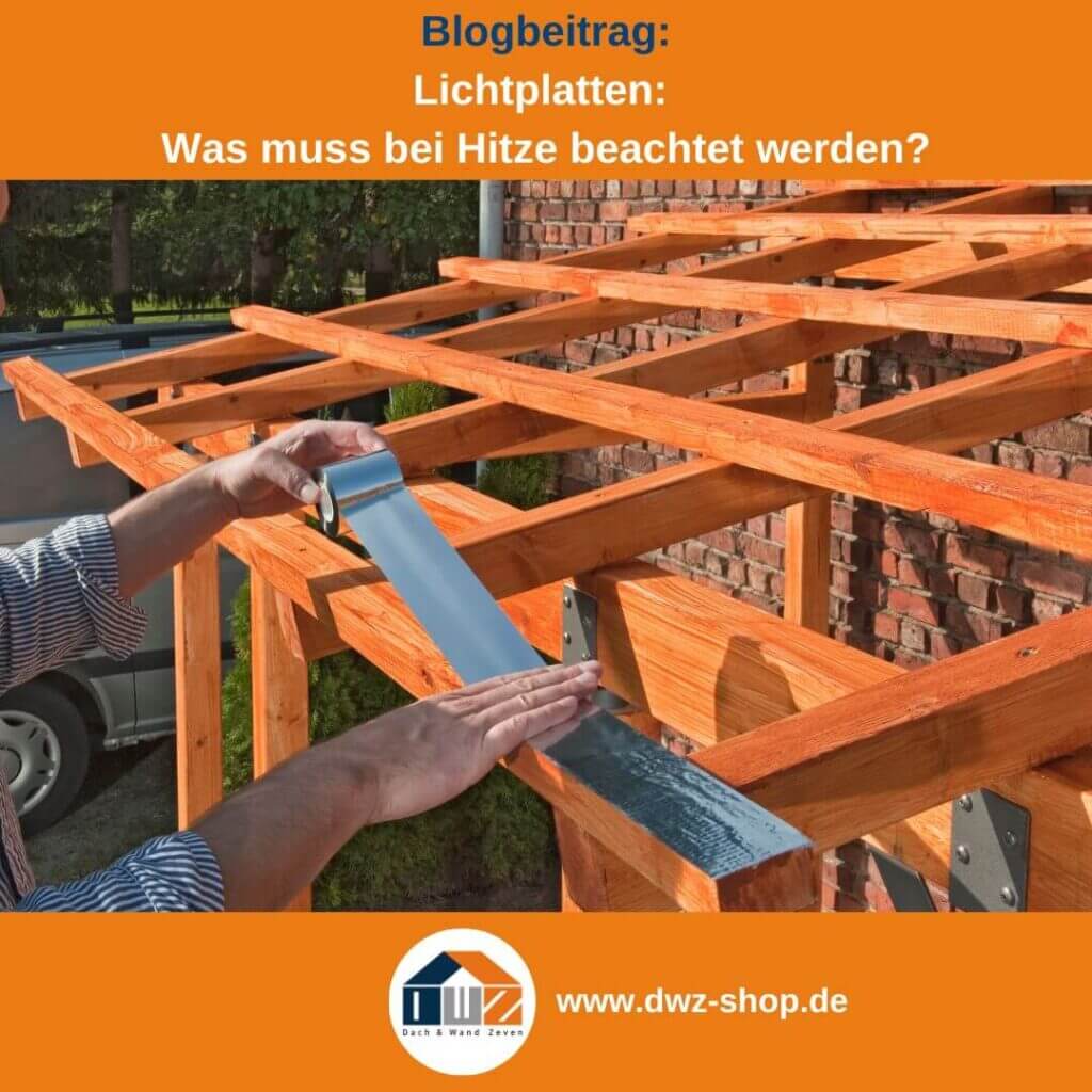 Ein Mann bei der Montage von Lichtplatten auf einem Holzgerüst, einfache Installation für Heimwerker.