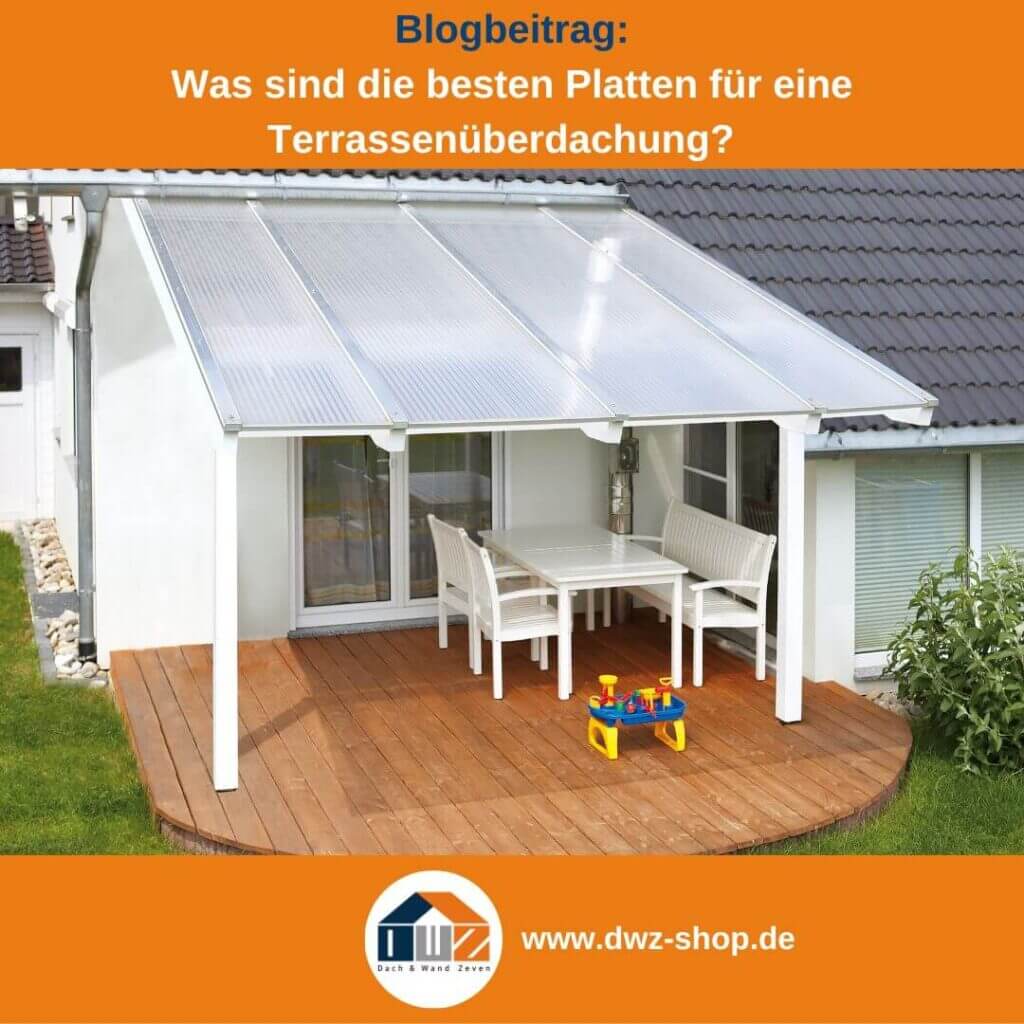 Terrassenüberdachung aus klaren Stegplatten, schützt vor Wetter und bietet gemütlichen Außenwohnbereich.