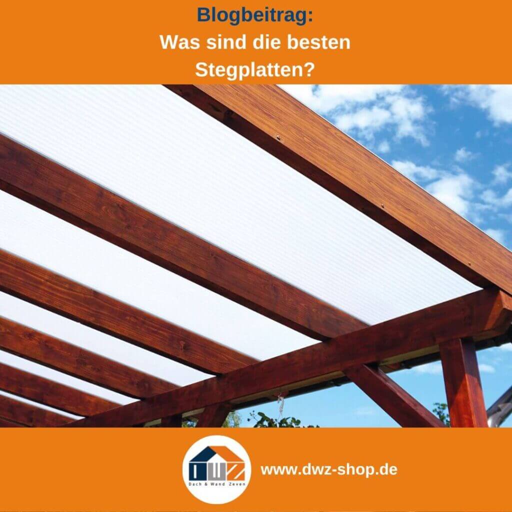 Transparente Stegplatten auf Holzkonstruktion vor blauem Himmel, ideal für Außenüberdachungen